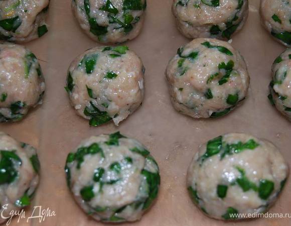 Достанем из бульона луковицу и морковь. Луковицу не используем,морковь - по вашему усмотрению ( я ее люблю и режу тонкой соломкой или кубиком). Из фарша формируем фрикадельки.