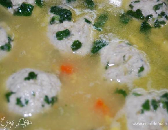 Добавляем в кипящий бульон и варим до готовности 5-7 минут. 