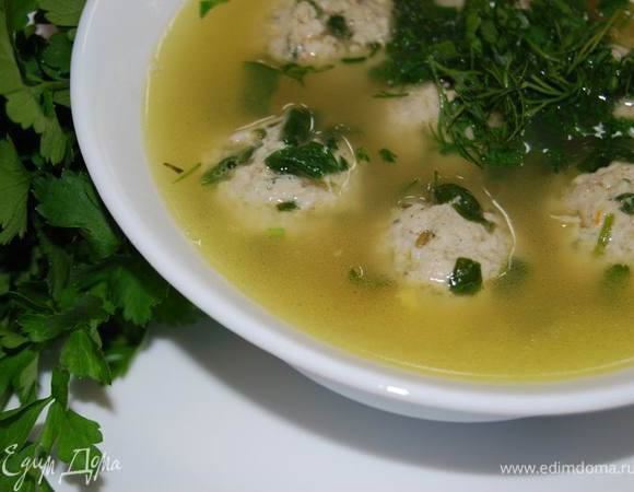 Хоть у меня бульон достаточно желтый и сладкий(на домашней курочке), я, вспоминая,как бабушка в конце варки добавляла в суп волшебный кусочек сливочного масла,поступаю так же. От этого он становится еще вкуснее! :) Приятного аппетита и всегда волшебного настроения вам! :)