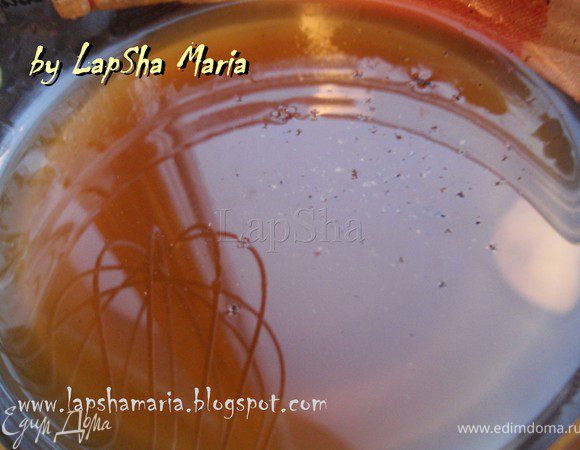 Венчиком слегка взбить уксус и лимонный сок. Затем, взбивая, добавить по каплям оливковое масло, чтобы получилась однородная эмульсия.