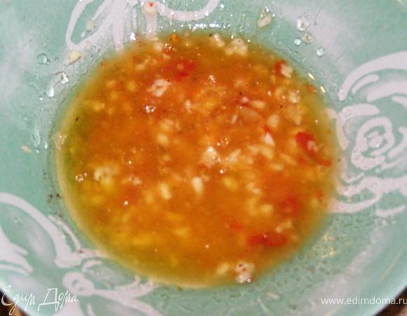 Приготовим маринад из лимонного сока, оливкового масла, крупно давленного перца горошком, винного уксуса, давленного чеснока, соли, соуса чили с чесноком