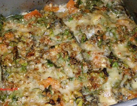 Через 5-7 минут достанем мойву из духовки, посыпем пармезаном и поставим обратно на верхний уровень. Запекаем до легкого колера (минут 5). Блюдо готово! 