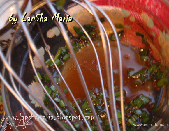 К ней, взбивая, подмешать перец, соль, горчицу и лук. Снять пробу (макнув в соус листок салата) и добавить при необходимости соль, перец или лимонный сок.