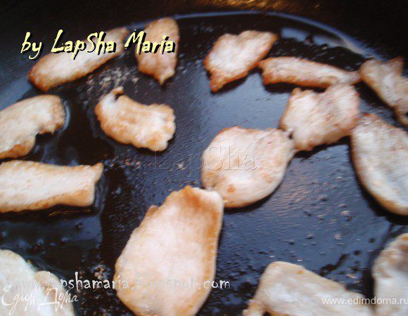 И обжарить на небольшом количестве масла с двух сторон до золотистой корочки. Немного присолить.