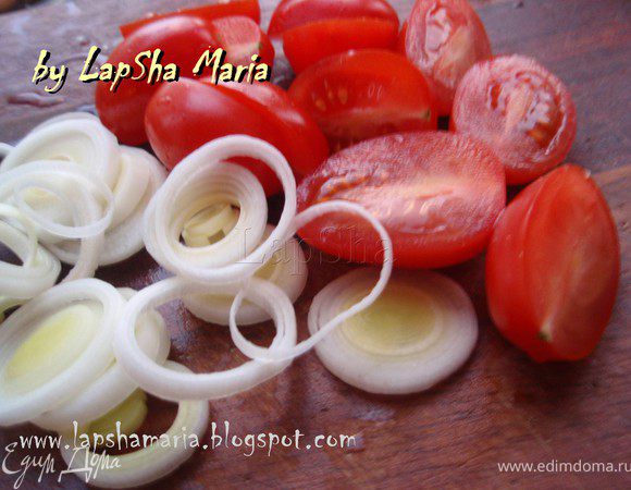 Нашинковать лук порей, а помидорки порезать пополам.