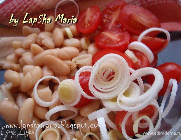 Я предпочитаю промывать фасоль от сока, в котором она находилось в прохладной кипяченной воде. Выложить её в миску, добавить лук и помидорки.
