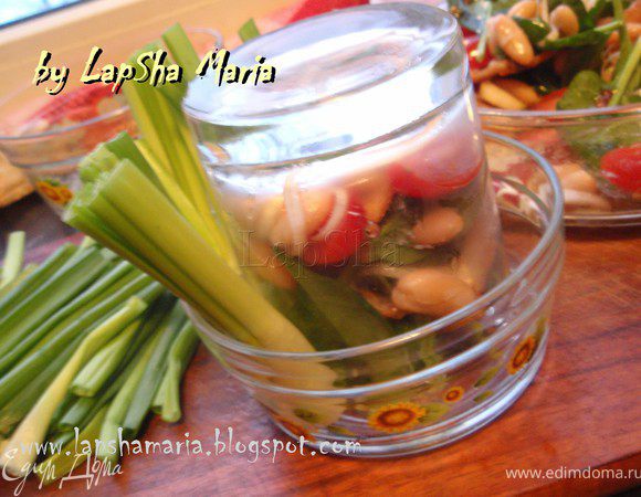 Оформление:
Емкость (салатник или как в моем случае стакан) наполняем салатом. Сверху кладем емкость побольше и переворачиваем все вместе со второй ёмкость. Между ними образуется ниша, которую заполняем луком.