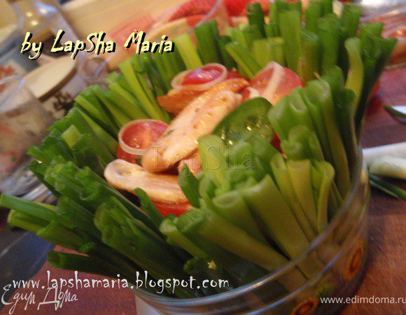 Потом аккуратно придерживая лук достаем маленькую емкость. Тут конечно лучше, чтобы вам кто-то помог. Подрезаем края лука, чтобы все было ровно и красиво. И можно подавать к столу! Приятного аппетита!