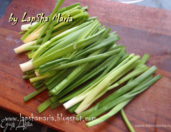 Нарежем лук на одинаковые полоски.