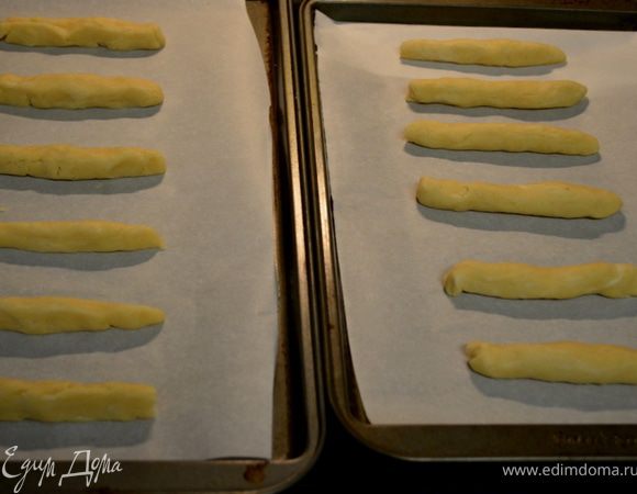 Сформировать из каждой половины по 12 полосок/я делала по 6/ и положить на несмазан.противень на небольшом расстояние друг от друга.
/на фотке расстояние я сделала больше,чем нужно,потом переложила на более близкое/