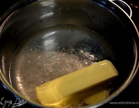 Довести 1/2 стак.слив.масла и 1 стак.воды до сильного кипения.