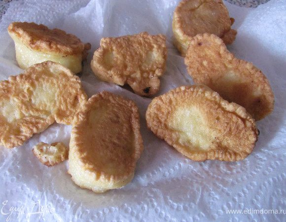 Жарим во фритюре(следим что бы не слиплись!)несколько минут,на среднем огне. Выкладываем шумовкой на бумажное полотенце,дабы оно впитало лишний жир.