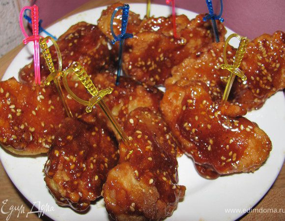 Перемешиваем и выкладываем наши яблоки. Все делаем быстро, уменьшив огонь до минимума, перемешиваем все наши кусочки, следя что бы карамель везде равномерно распределилась.Выкладываем по кусочку на тарелку,смазанную растит маслом.Следим что бы не склеились и оболочка не повредилась. Перед едой, обмакните яблоко в холодную воду, карамель станет хрусткой.
