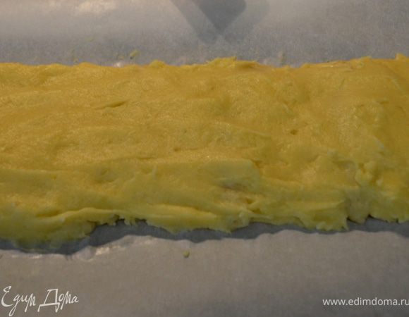 Добавить 1 стак.муки и миндальную эссенцию.Энергично мешать,держа на слабом огне 1мин.затем снять с огня.Добавить яйца все сразу, взбить до однородной консистенции и гладкости.Разделить тесто пополам
 ровно наложить на каждую половину на полоски/самый трудный процесс  :о)/