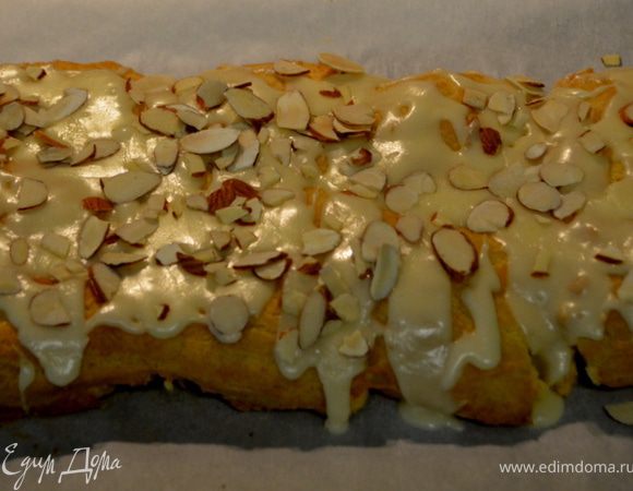 Выпекать примерно 1 час или пока верхняя корочка не станет хрустящей и золотистой.Охлаждать 30 мин.Покрыть глазурью из сахарной пудры.Посыпать миндалем!