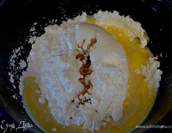 Глазурь из сахарной пудры
---------------------------------
1 1/2 стак.сах.пудры-------------
2 стол.л слив.масла или маргарина---------------
1 1/2 ч.л ванили-----------------
2-3 стол.л теплой воды-----------
