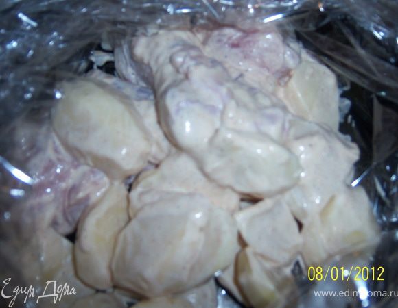 Курицу разрезать на куски, картошку почистить и нарезать на небольшие кусочки, чеснок почистить и нашинковать, выжать сок лимона, добавить специи, всё перемешать с майонезом, переложить в пакет для запекания и отправить в разогретую духовку до 200градусов на 1час.