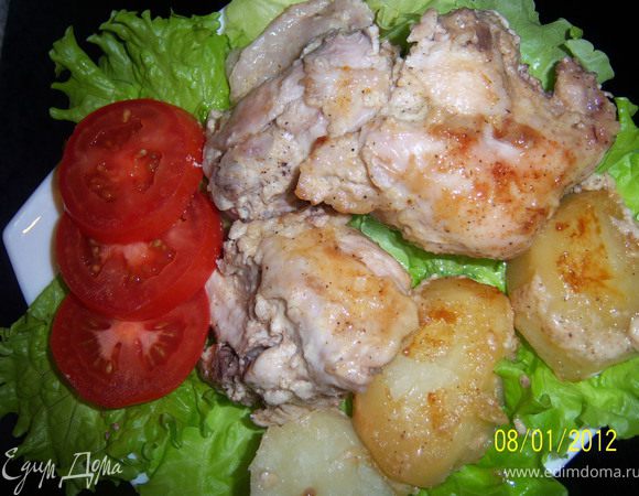 Готовое блюдо подавать с свежими овощами и зеленью. Приятного аппетита!!!