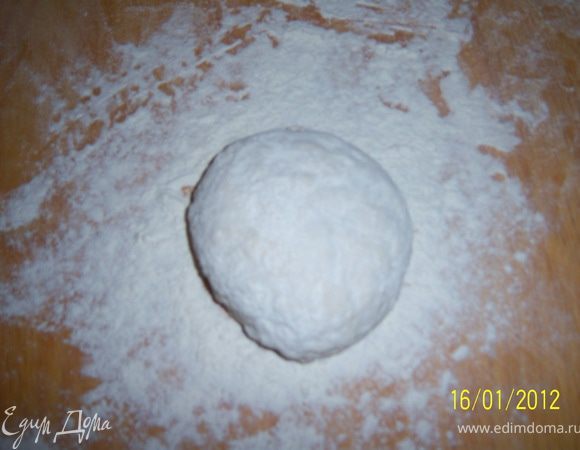 В муку добавляем соль, соду и замешиваем тесто на сыворотке или на разведённом кефире. Накройте салфеткой и оставьте на минут 10(отдохнуть).