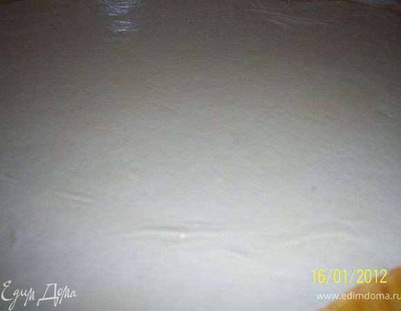 ...раскатать тесто в очень тонкий пласт, налить растительное масло тоооненьким слоем по всей поверхности.