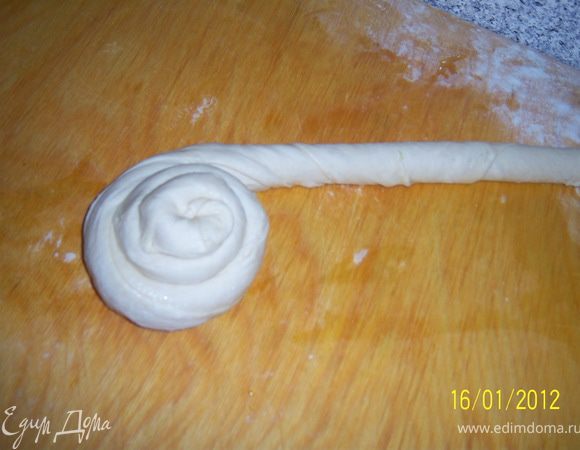 ...взять с одного края и скрутить рулет в окружность