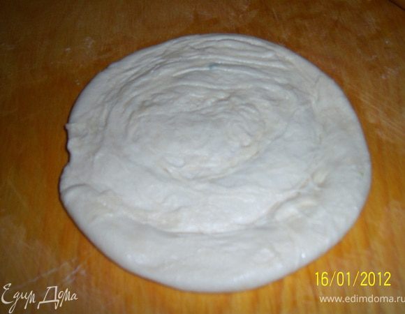 ...наружный конец рулета провести снизу и соединить с внутренним и слегка раскатать полученную лепёшку