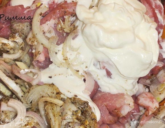 Лук  нарезать полукольцами и добавить к мясу.