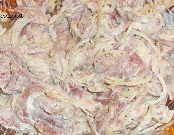  Заправить специями, сметаной и майонезом и оставить на полчаса. 