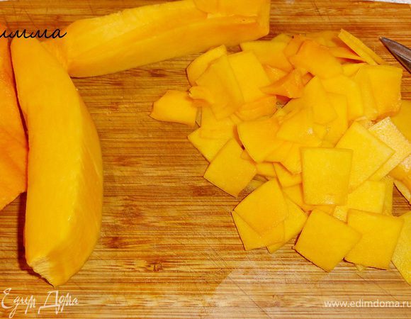 Картофель порезать тонкими кружочками, тыкву небольшими пластинками.