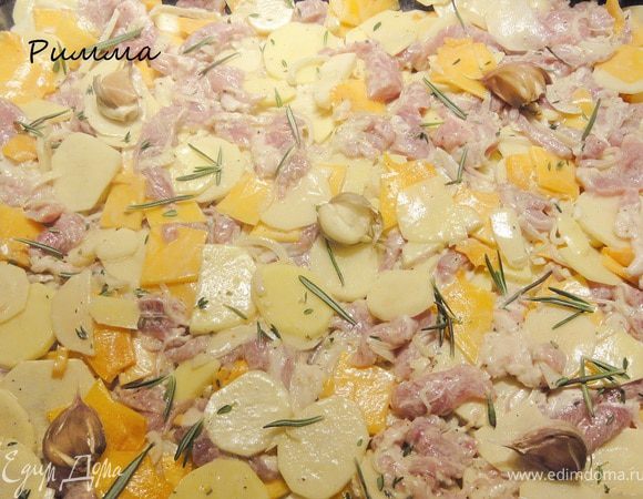 Теперь все ингредиенты соединить. Выложить на смазанный противень. Сверху раскидать розмарин, тимьян и раздавленный чеснок.