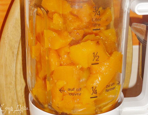 Для того, чтобы сделать пюре, нужно запечь тыкву в духовке, дать ей остыть, слить лишнюю жидкость и взбить в блендере.