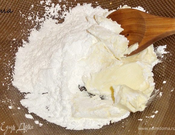 Размягченное сливочное масло разотрите с сахарной пудрой. Добавьте соль. 