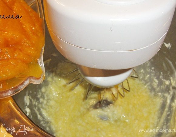Переложите все в блендер, добавьте пюре, яйцо, разрыхлитель и взбейте пару секунд.