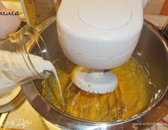 Добавьте молоко.