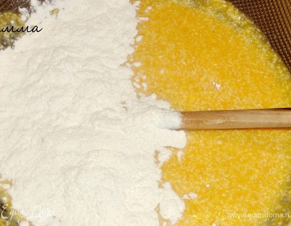 Переложите в миску и добавьте муку. Муку сразу всю не высыпайте, смотрите на консистенцию теста. Желательно тесто долго не месить, иначе вы его "затяните" и тогда сконы будут клеклыми.