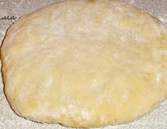 Выложите тесто на поверхность и раскатайте толщиной 1,5 -2 см.