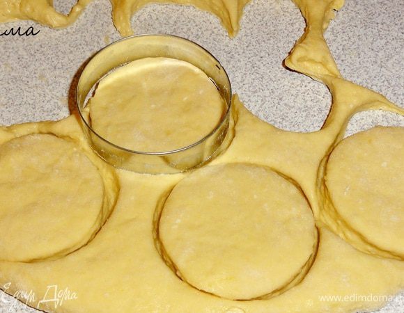 С помощью выемки для печенья вырежьте лепешки.