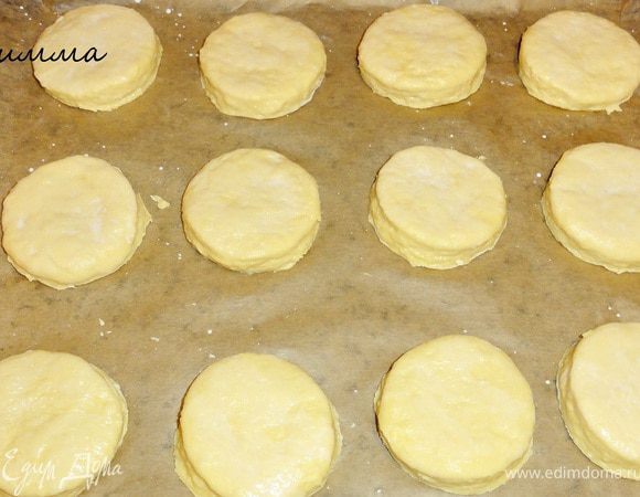 Противень застелите бумагой и переложите наши сконы. Выпекайте в разогретой духовке  при температуре 210 гр. 15-20 минут.