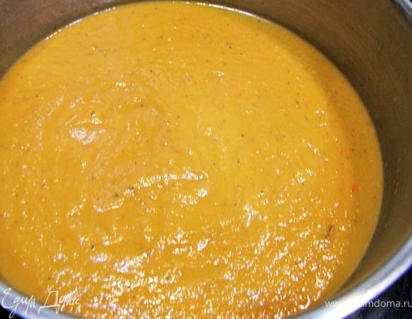 По истечении 10 минут залейте горячий бульон в кастрюлю и положите туда же тыкву. Доведите до кипения и убавьте огонь.
Варите на маленьком огне в течение 30 минут.
Тем временем приготовьте крутоны. Смажьте ломтики чиабатты оливковым маслом, посыпьте тертым пармезаном и обжарьте на сковороде до золотистой корочки.
Лично я просто взял хлеб и обжарил на сковороде гриль.
Возьмите получившийся суп и измельчите его в блендере.