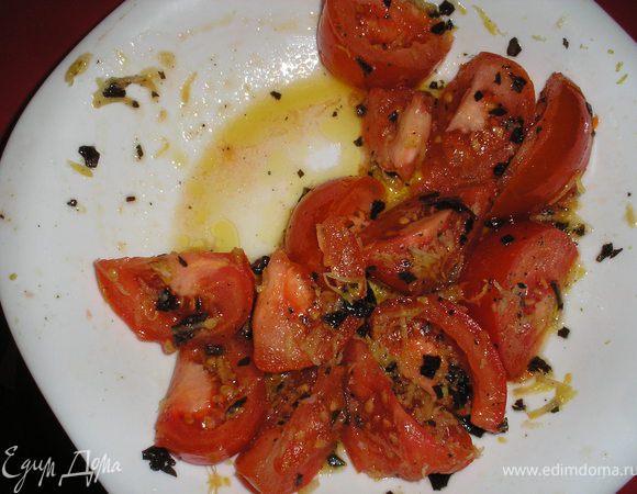 Помидоры нарезаем на крупные куски, где-то на 6–8 частей из одного помидора (если используете черри, то на половину). Солим, перчим, посыпаем нарезаным свежим базиликом, цедрой лимона, оливковым маслом и оставляем мариноваться.