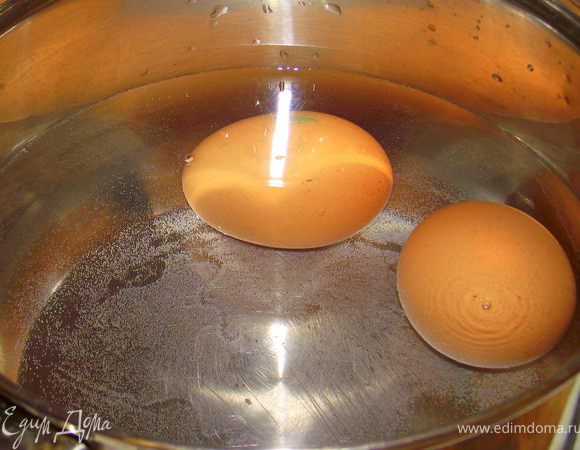 Яйца отварить всмятку, вынуть желтки.