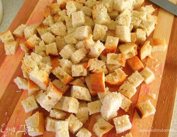 Батон порезать, кубиками.