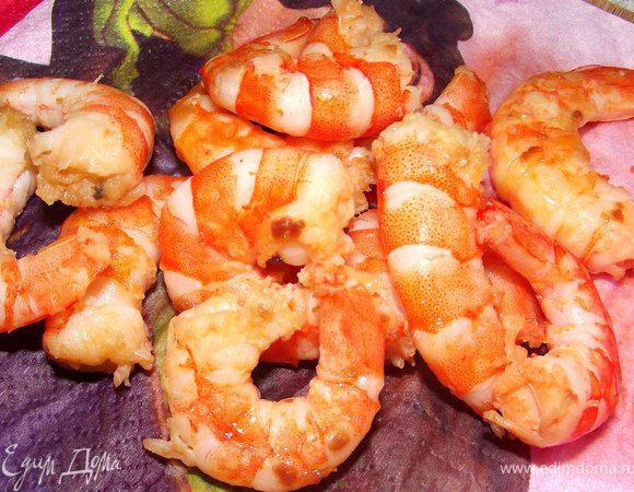 Креветки обжарить на оливковом масле, выложить на салфетку.