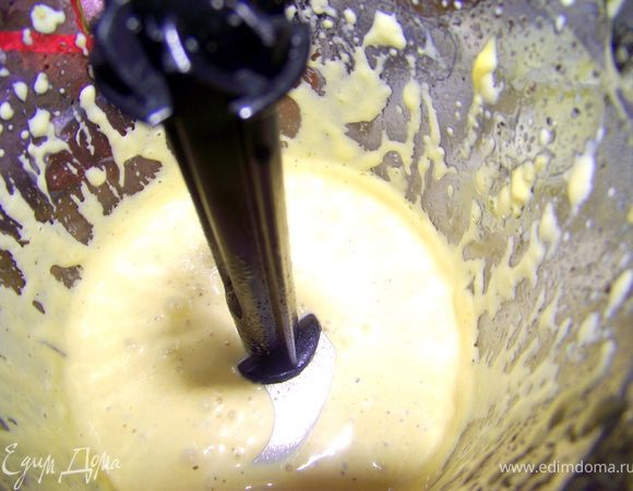 В блендер отправить желтки, горчицу, лимон, оливковое масло, соль, перец. Если соус слишком густой добавьте водички, на вкус это ни как не повлияет!!!