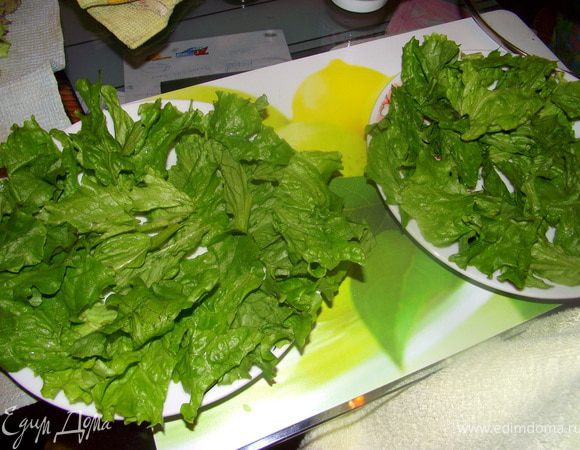 Порвать салат на кусочки.