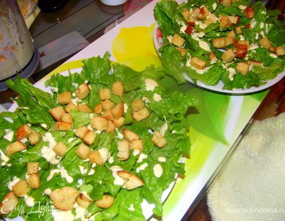 На салат полить немного соуса, посыпать крутонами сверху.