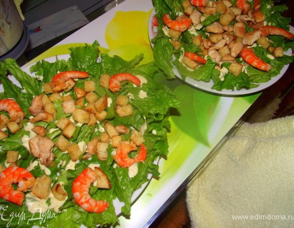 На крутоны положить креветки.