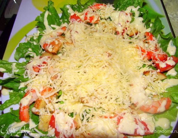 Полить всё соусом и посыпать тёртым сыром.