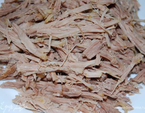 Подготовьте ингредиенты для салата. Мясо отварите до готовности. Можно использовать вяленое мясо, ветчину, язык и т. д. А можно готовить такой салат и без мяса. Тогда он будет идеальным дополнением к какому-нибудь рыбному или мясному блюду. Нарежьте его тонкими полосками.