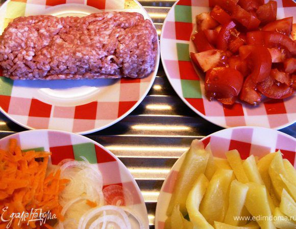 Картофелину почистить, помыть, порезать соломкой-брусочками (как для жарки) и приготовить до полуготовности в микроволновке (3 минуты при полной мощности).
Овощи почистить и помыть. Морковь пошинковать на крупной тёрке. Помидоры и болгарский перец (на фото он под морковью) порезать на небольшие кусочки. Лук порезать на тонкие кольца. Сыр можно потереть на терке или порезать на маленькие кусочки. 
